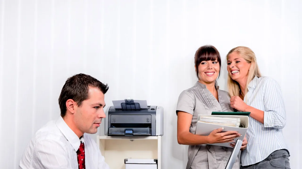 Colegii vorbăreți, telefoanele sau ședințele nesfârșite, motivele pentru care angajații români pierd zilnic două ore din timpul de lucru