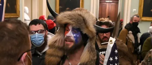 Cine este protestatarul cu coarne, susținător al QAnon, care și-a făcut poză la prezidiul Senatului SUA