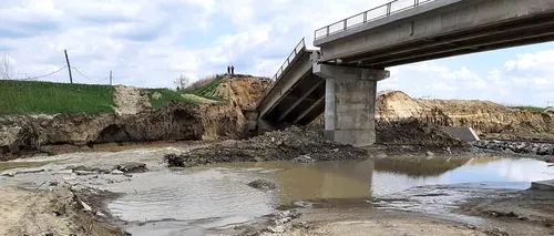 Experții au aflat de ce s-a prăbușit podul de la Vadu Roşca: „Avea nevoie de lucrări de protejare a malului”