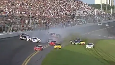 14 spectatori ai unei curse NASCAR au ajuns la spital în urma unui accident - VIDEO