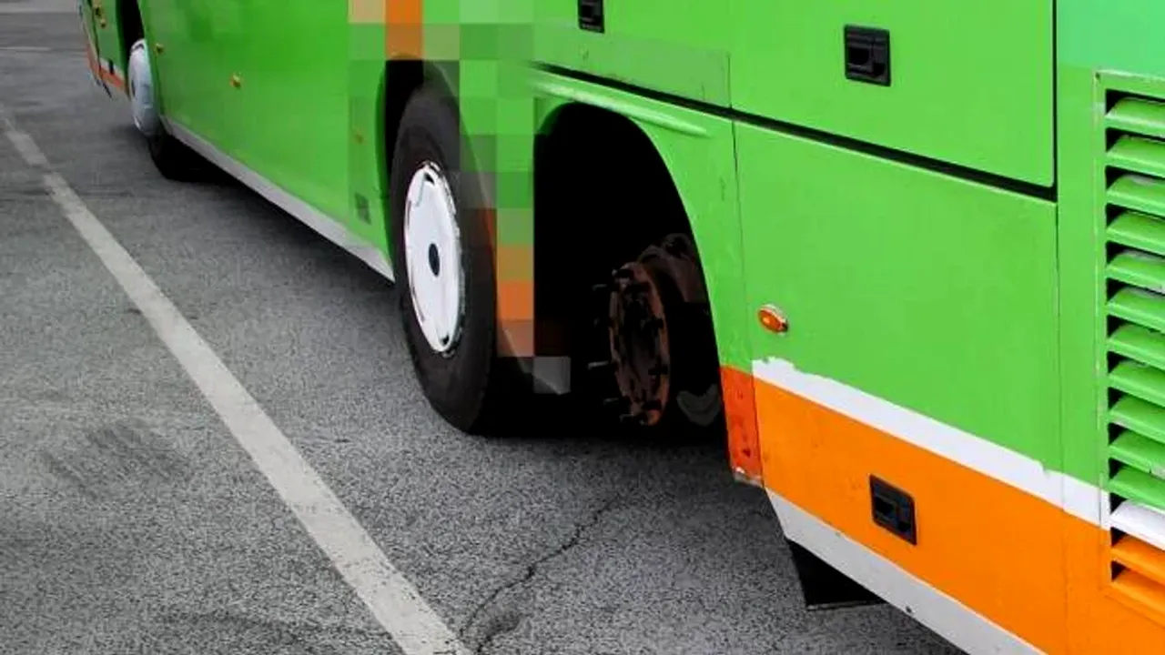 Motivul pentru care un autocar românesc a fost SECHESTRAT de polițiștii austrieci. Călătorii au rămas în drum, din cauza șoferului