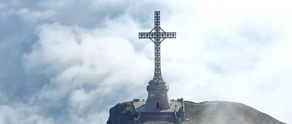 MApN, ceremonie militară și religioasă la Crucea Eroilor, de pe Caraiman