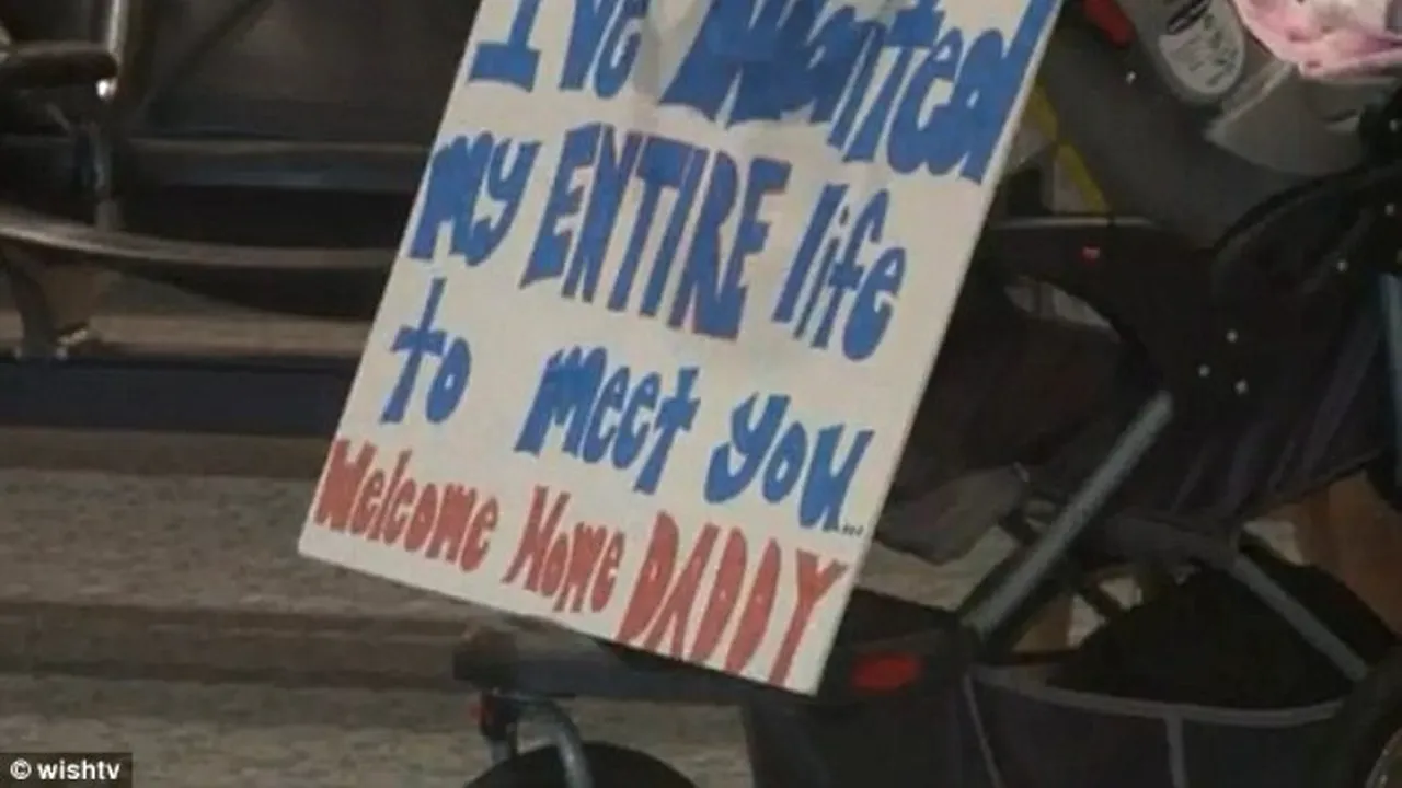 VIDEO. Momentul emoționant în care un soldat întors din Afganistan își cunoaște fiica de 4 luni