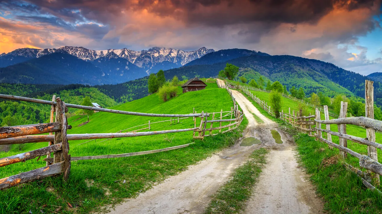 Singura stațiune din România care este amplasată integral într-un parc natural! Aici se află un monument celebru