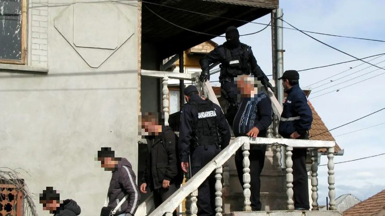 Percheziții în București și trei județe, fiind vizate 23 de persoane care au prejudiciat zeci de bănci cu 800.000 de lei