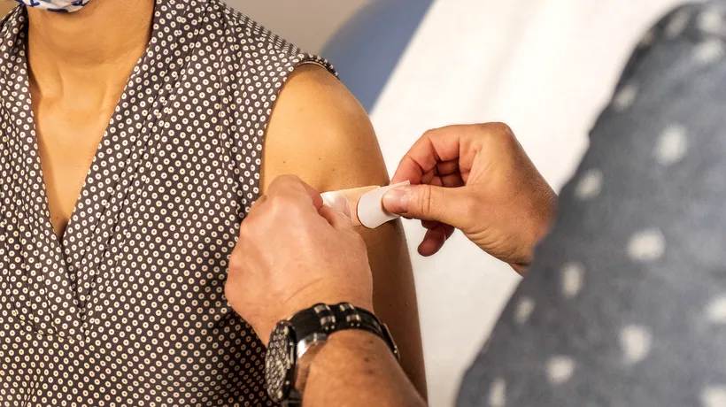 Care sunt simptomele care trebuie luate în considerare după administrarea vaccinului și vor necesita „sfaturi medicale rapide”