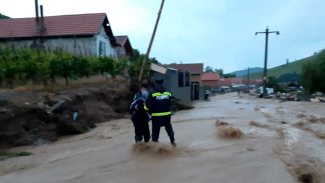 Viiturile au făcut prăpăd în Bistrița-Năsăud: Mai multe persoane au fost evacuate, printre care și doi copii