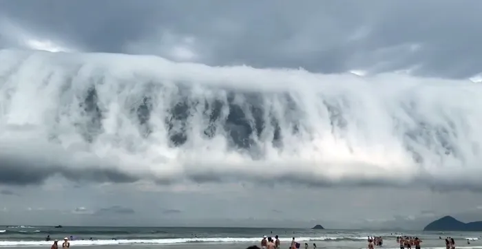 Imaginile zilei. Un nor gigantic, în formă de tub, a apărut deasupra unei plaje din Brazilia. Care este explicația