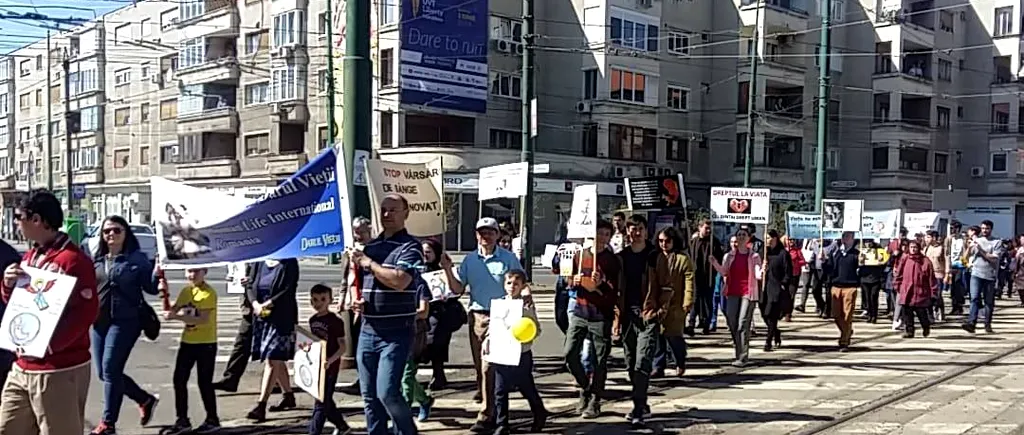 FOTO, VIDEO - „Marșul pentru VIAȚĂ. Sute de timișoreni au participat la o manifestație împotriva avorturilor: STOP vărsării de sânge nevinovat/ Peste 1.500 de persoane, prezente și la Cluj 