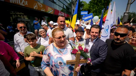 Peste 1.000 de oameni participă la MARȘUL NORMALITĂȚII, care are loc înainte de Bucharest Pride. Manifestanții au icoane și spun rugăciuni