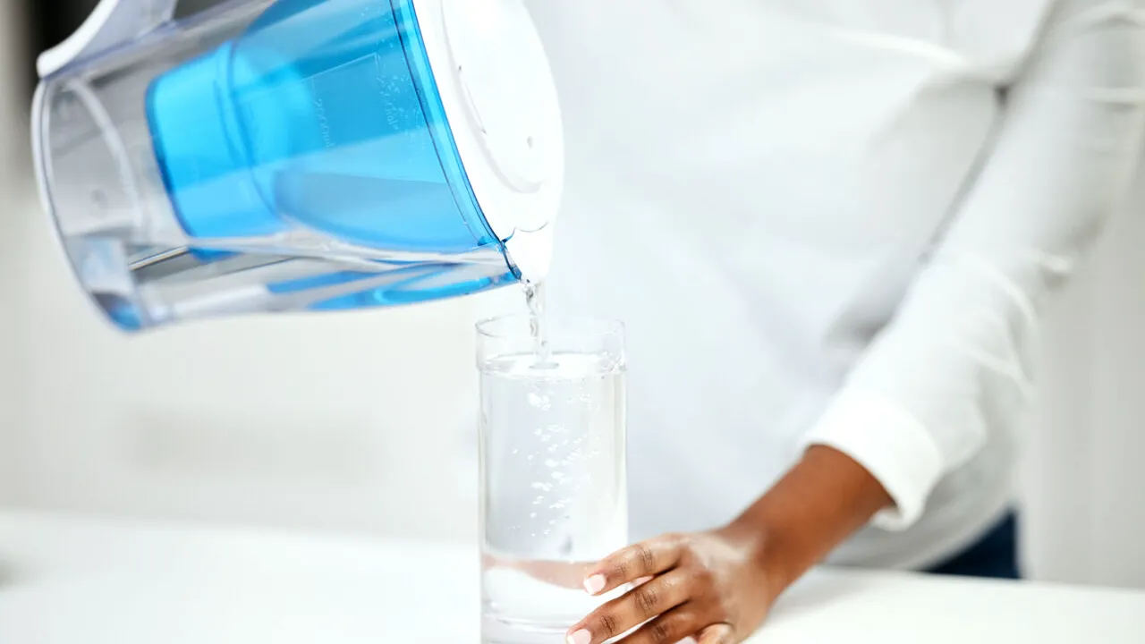 Medicii specialiști dezvăluie de ce este periculoasă pentru organism apa filtrată excesiv. Mitul despre consumul de apă, spulberat de experți