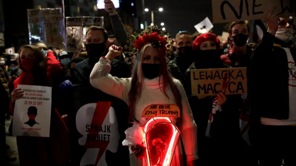 Mii de oameni protestează în Polonia pentru drepturile de avort