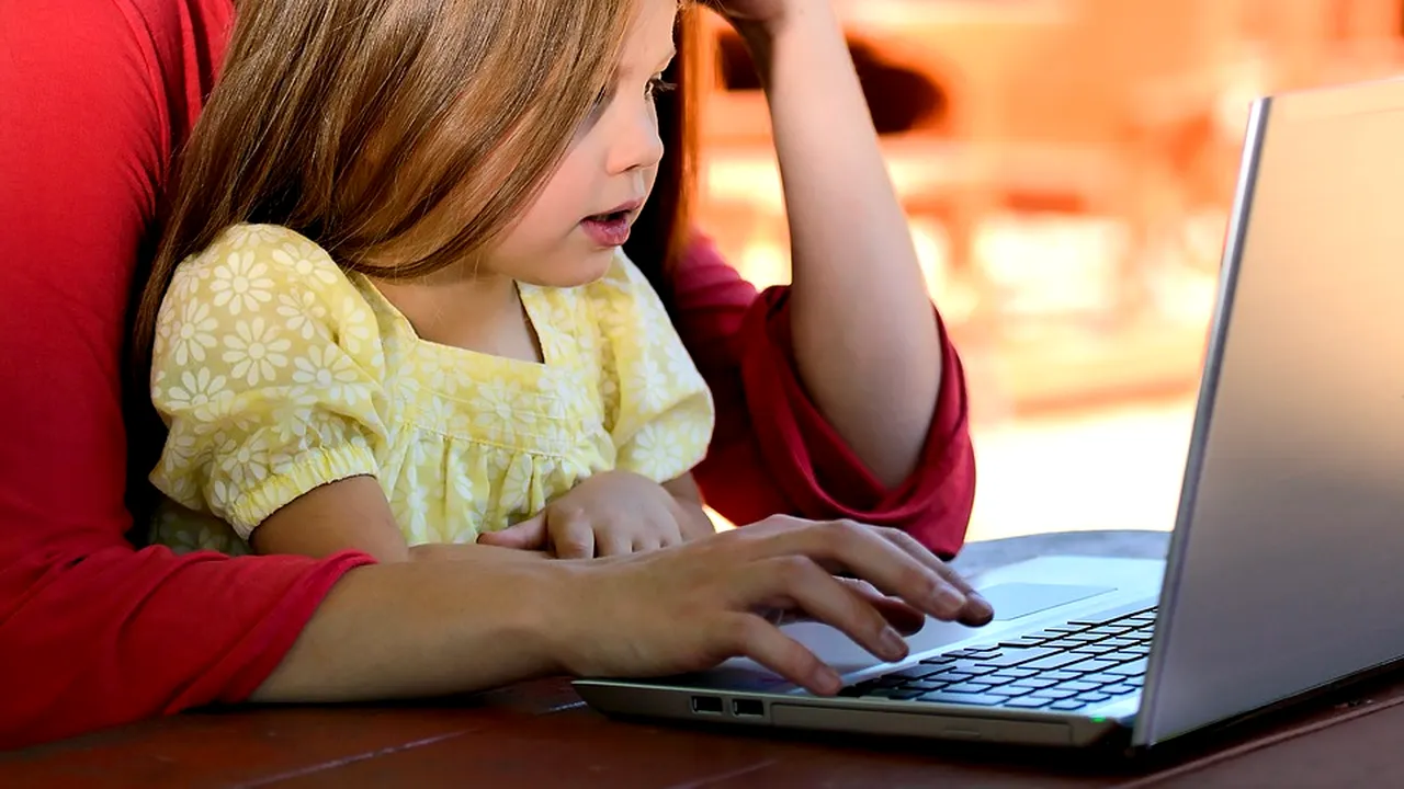 4 din 10 femei renunță la job după apariția primului copil. Cât de greu este să găsești echilibrul dintre carieră și viața de familie