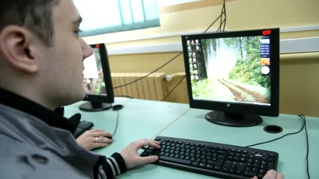 MECTS: Elevii ai căror părinți muncesc în străinătate vor putea comunica mai ușor cu aceștia