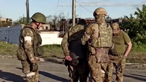 VIDEO | Rușii au făcut publice imagini cu soldații din Azovstal care s-au predat. Colonel FSB: Nu pot fi lăsați în viață!