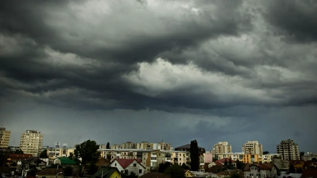 FURTUNĂ ÎN BUCUREȘTI. Prognoza meteo ANM: ploi, grindină, vijelii până joi dimineață