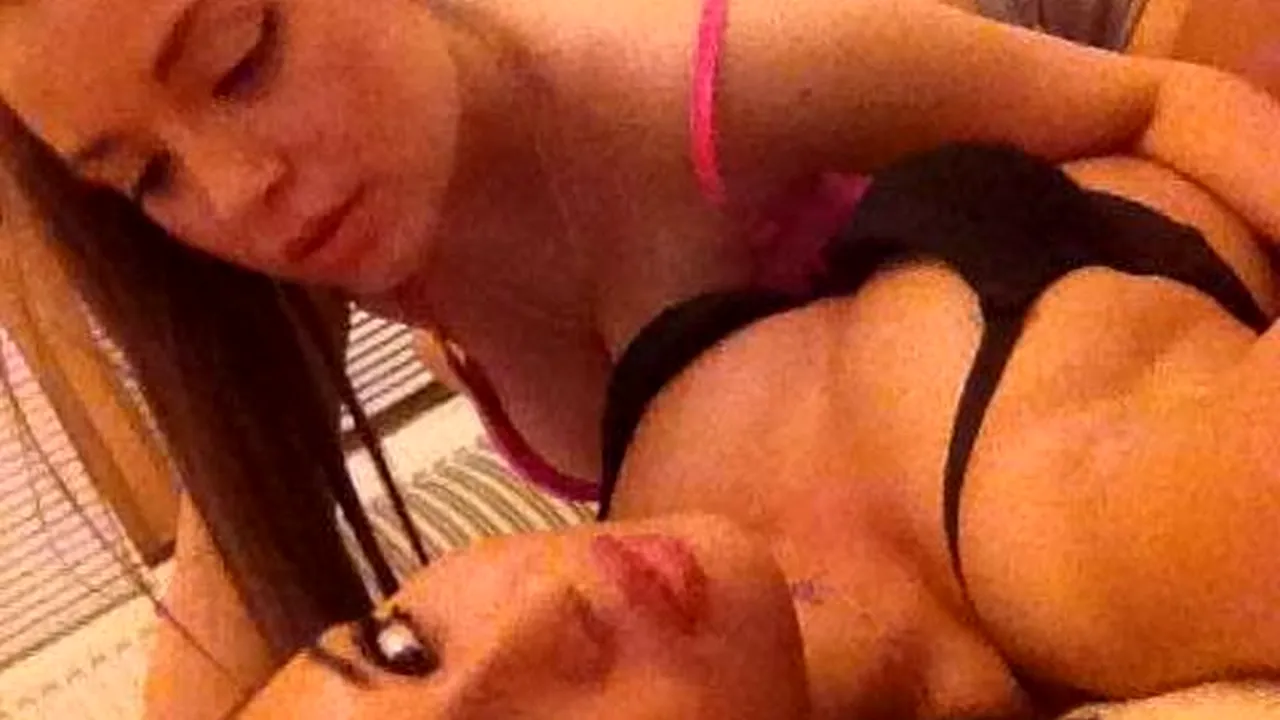 Reacție dură după ce surorile Roller Sis s-au pozat în ipostaze indecente: „Ar trebui oprit incestul