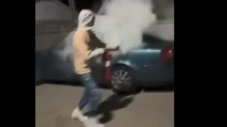VIDEO | Olt: Mai multe mașini au fost ”vopsite” cu un praf alb de tineri teribiliști. Aceștia au fost amendați de polițiști