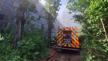 Incendiu PUTERNIC în Ploiești: Ard deşeuri petroliere într-un rezervor subteran / Sunt degajări mari de fum / Autoritățile au trimis mesaje Ro-Alert