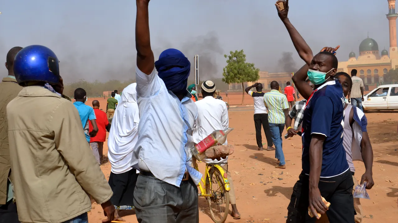 Când au văzut noua caricatură cu Mahomed din Charlie Hebdo, acești musulmani s-au dus la cea mai apropiată biserică. Ce a urmat - GALERIE FOTO