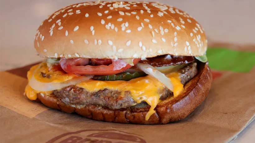 Câțiva clienți au dat în JUDECATĂ Burger King pentru că sandwich-ul „Whopper” este prea mic