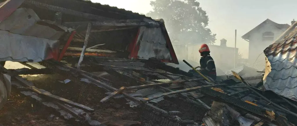 Pompierii au intervenit pentru stingerea unui incendiu care a cuprins mai multe case din Tulcea