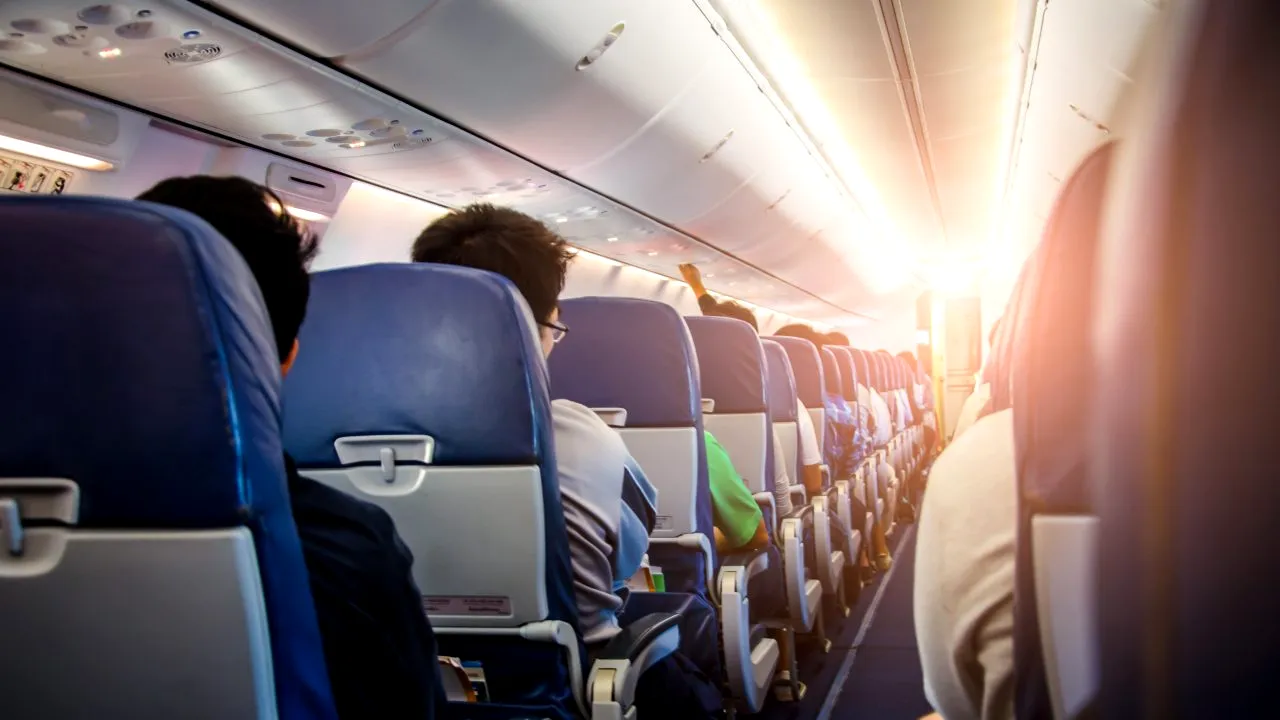 Incident neobișnuit în timpul unui zbor. O femeie a lovit și scuipat un bărbat de 80 de ani pentru că nu purta mască