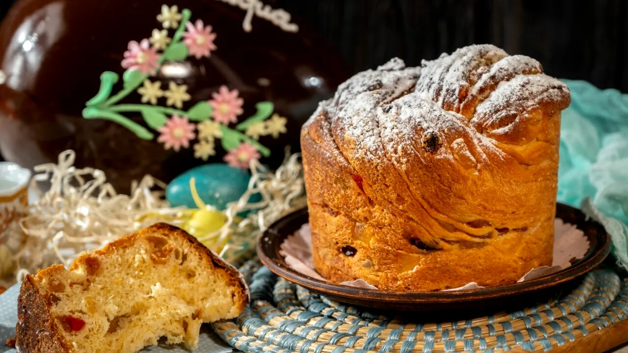 Cât costă cel mai scump PANETTONE din lume. Este acoperit cu foiţă de aur de 22 de carate şi zeci de diamante