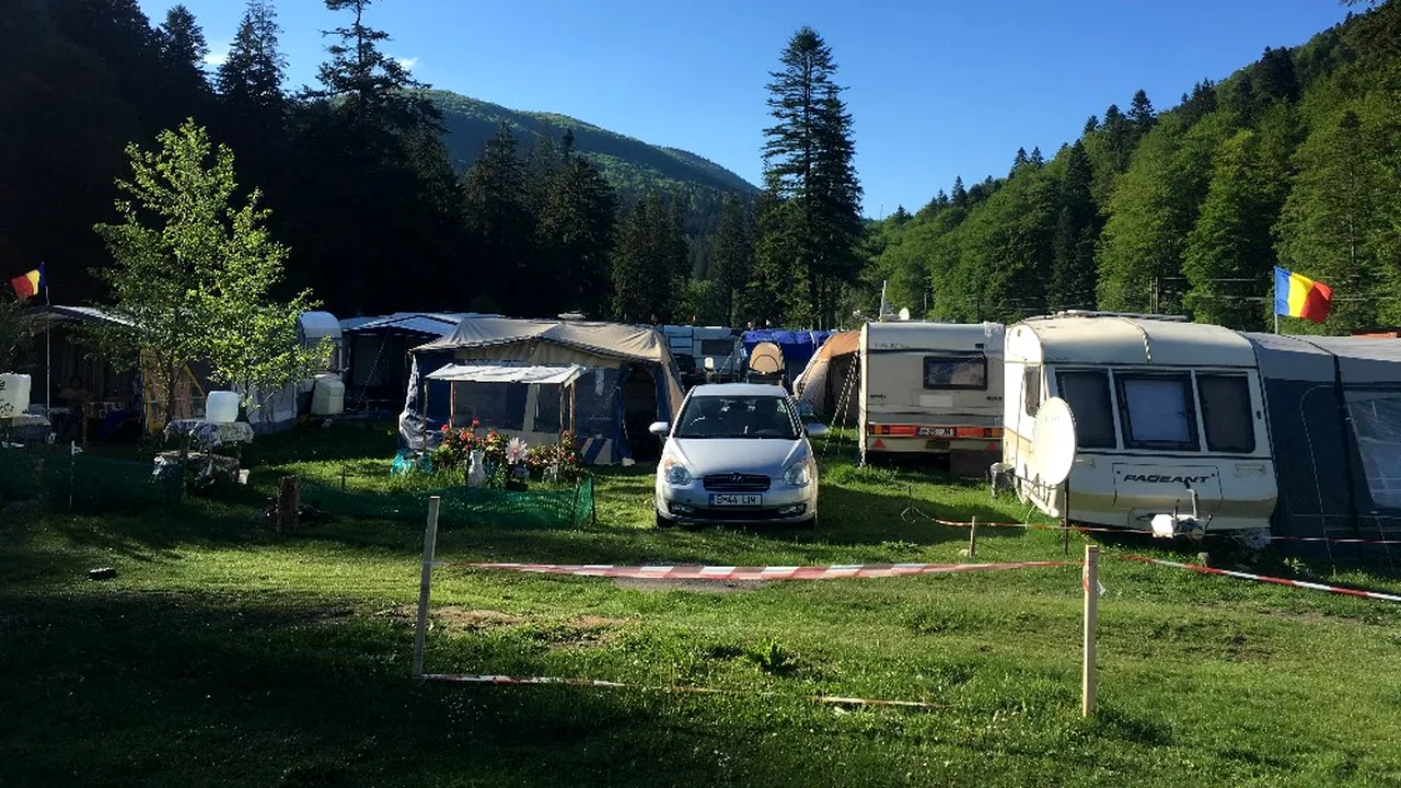 Orășelul rulotelor de pe Valea Cerbului din Bușteni are sute de locuitori. Cine sunt musafirii nepoftiți care îl vizitează seara
