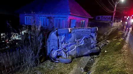 Un șofer în vârstă de 26 de ani și un minor de 15 ani, pasager în mașină, s-au RĂSTURNAT pe un drum din Cluj. Tânărul era băut și fără permis valabil