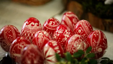 Paștele în Maramureș: Turiștii pot vopsi ouă și sunt întâmpinați cu carne de miel, sarmale și horincă