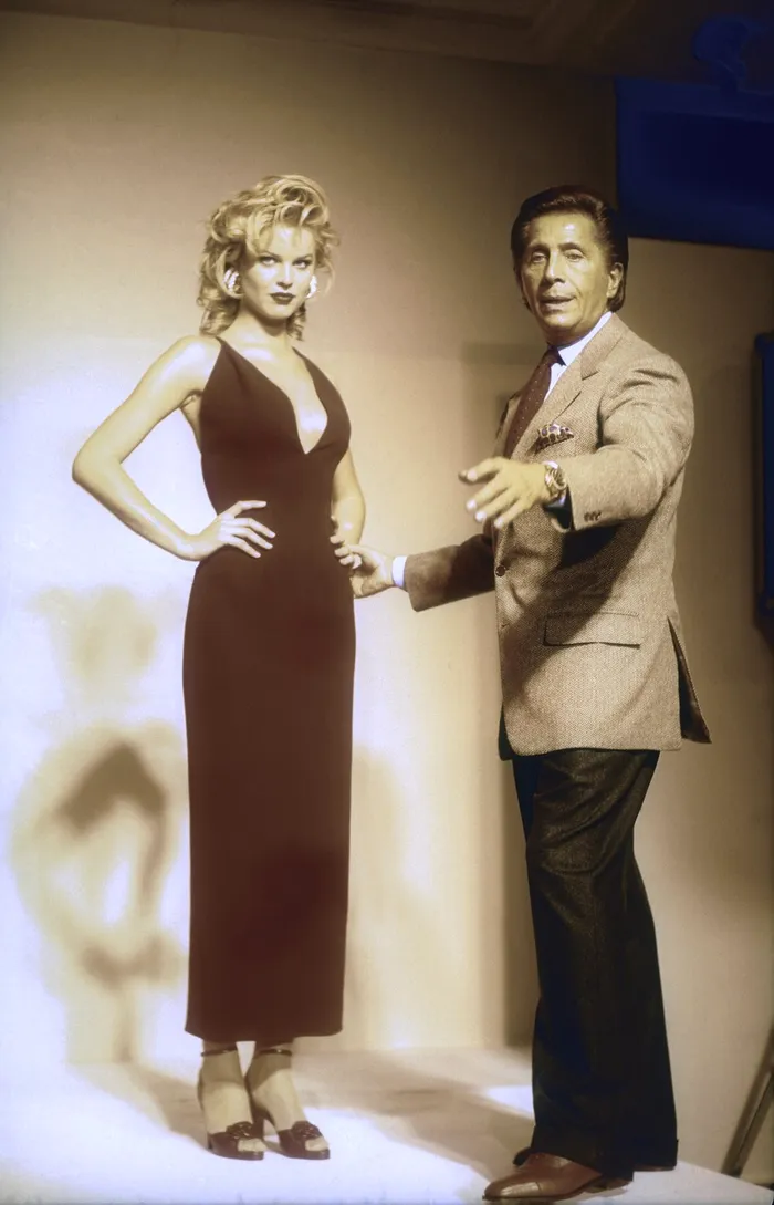 Valentino alături de modelul Eva Herzigova în 1995