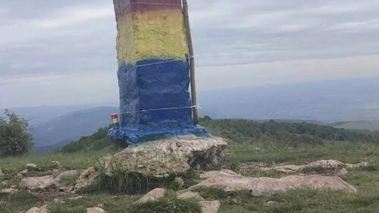 FOTO | Borna de la Piatra Secuiului, unde s-a fotografiat președinta Ungariei, a fost revopsită în culorile drapelului românesc