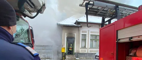 Incendiu în Bistrița. 7 persoane, între care un bebeluş de două săptămâni, salvate dintr-o casă cuprinsă de flăcări