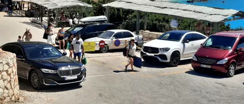 Două mașini românești parcate la marginea unei plaje din Lefkada, motiv de DISCUȚII aprinse pe rețelele de socializare