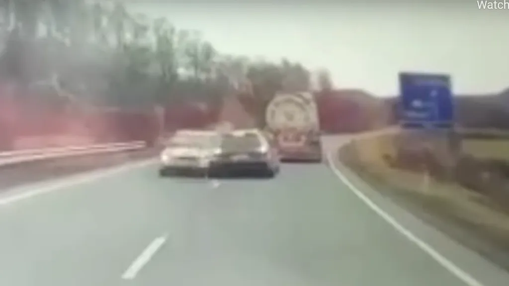 VIDEO | La doar câțiva centimetri de o tragedie, pe o șosea din Cluj. Un șofer a făcut o greșeală care îi putea fi fatală
