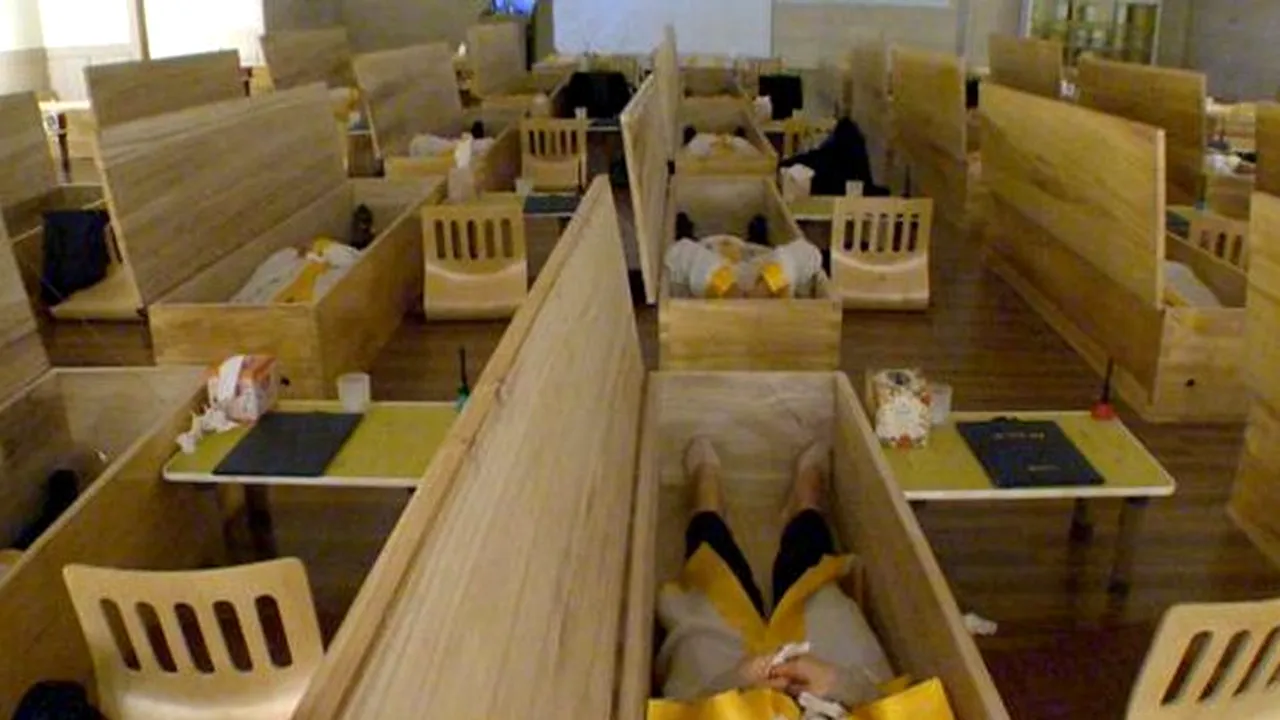 Pentru a-și face angajații să aprecieze mai mult viața, o companie își pune angajații să stea în sicrie