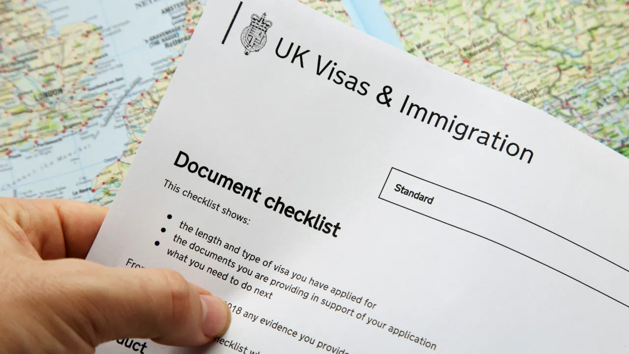 Migrația netă în Marea Britanie a ajuns la un RECORD în 2023. Aproape un milion de oameni s-au mutat în Regat, în pofida restricțiilor