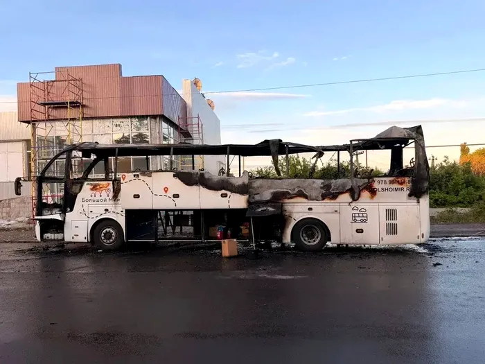 Atac cu dronă asupra unui autobuz - Foto: X/@L_ThinkTank