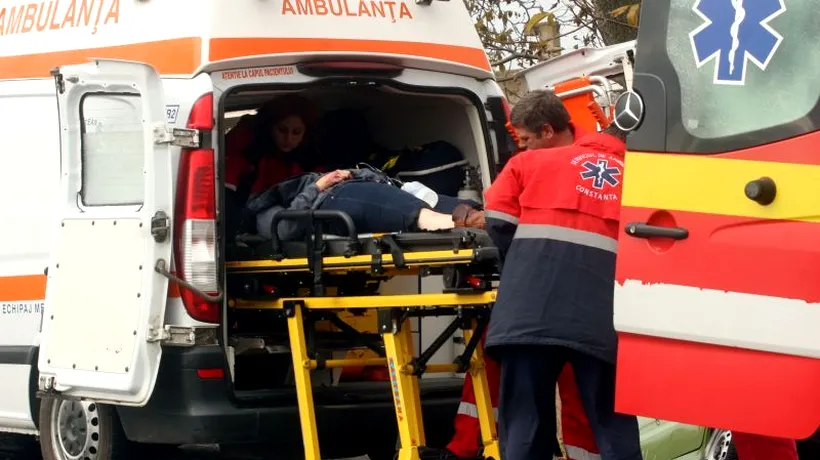 Accident la Sibiu. Doi tineri beți și fără permis au intrat într-un pom cu mașina furată