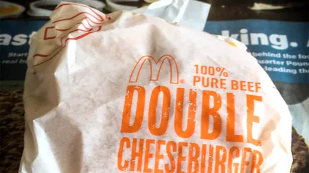 Ce a primit un client McDonald's, după ce a comandat un dublu-cheeseburger vegetarian. Imaginea a devenit virală!