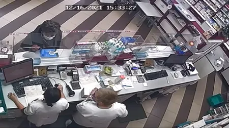 UPDATE - A fost prinsă femeia care a sustras o borsetă cu 12.000 de euro şi 4.000 de lei, uitată de un bărbat într-o farmacie din Sibiu (VIDEO)