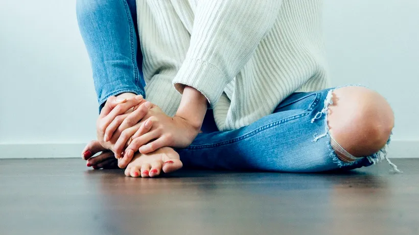 Dai din picioare atunci când stai așezat sau dormi? Ce este sindromul picioarelor neliniștite