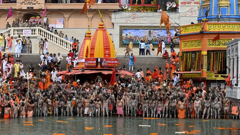 Festivalul hindus de pe malul Gangelui a devenit un focar de COVID-19. Zeci de lideri religioși s-au îmbolnăvit, iar numărul cazurilor crește alarmant