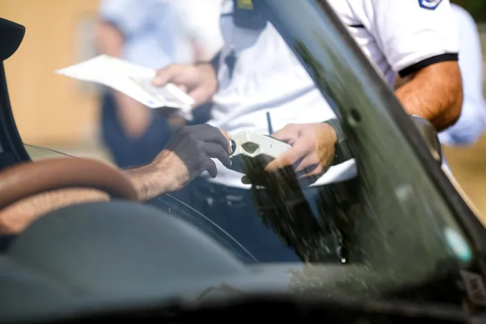 Ce pățești dacă refuzi semnarea procesului verbal de contravenție, în 2026. Care sunt efectele practice, de fapt