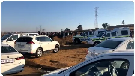 14 oameni au fost uciși într-un atac armat care a avut loc într-un bar din apropiere de Johannesburg, în Africa de Sud