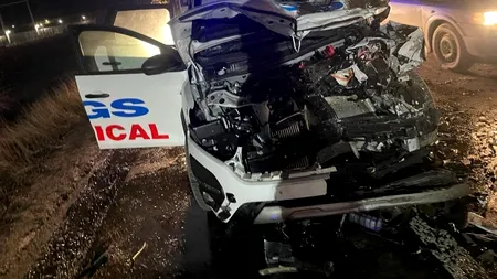 O ambulanță care transporta pacienți la dializă s-a ciocnit de o mașină de salubrizare în Iași. Patru oameni au fost răniți