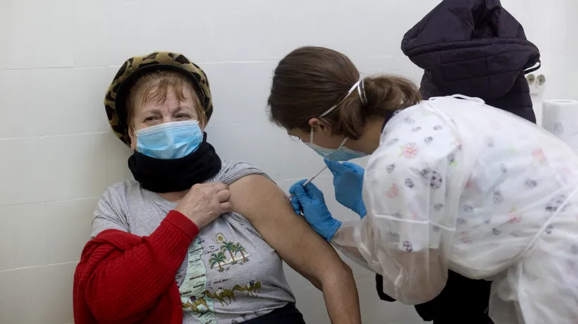 Cum au simțit românii imunizarea anti-COVID? Între emoții și așteptare: „O pișcătură! Când am așteptat să simt, deja era gata injecția” (REPORTAJ)