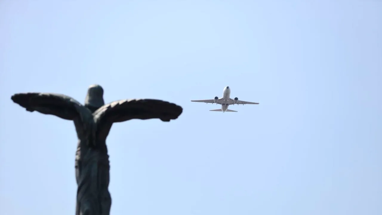 Tu știi de ce unele avioane zboară în CERC înainte de aterizare? Puțini s-au gândit la această explicație