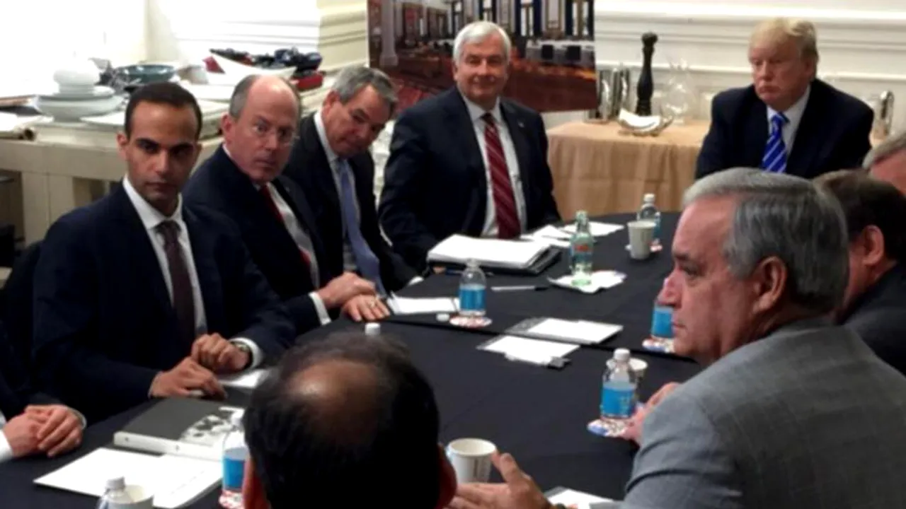 Trump susține că nu își amintește de reuniunea la care a participat Papadopoulos, dar a postat fotografii pe Twitter alături de unul dintre inculpații în ancheta privind ingerințele ruse
